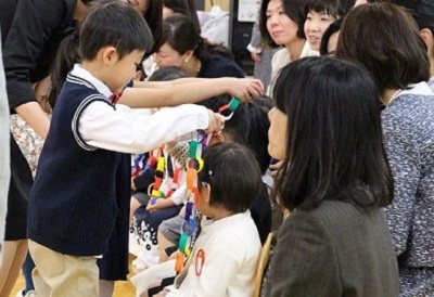 素敵な色紙の首飾りのプレゼント