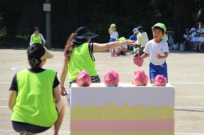 イチゴを運んでケーキを完成させる年中さん