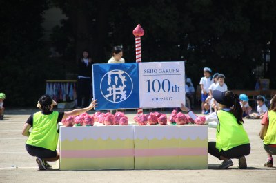 最後は大きなケーキで１００周年をお祝い