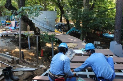 回廊の工事中（右に滑り台のスタート地点が見えます）