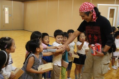 活動の後は握手攻めでした