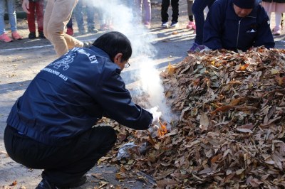 前田園長が落ち葉に火をつけます