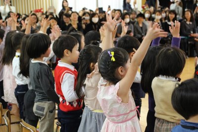 大勢の保護者の方が見守る中で歌う年中さん