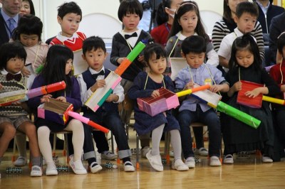 年中さんの合奏には手作りギターが登場！