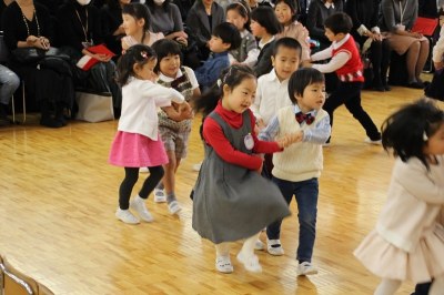 仲良く踊る年中さん