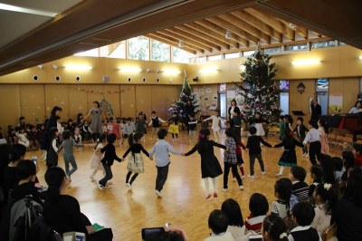 輪になって踊る年長さん