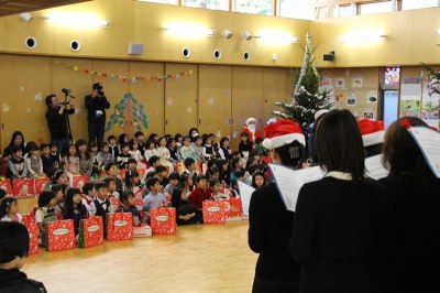 お母さんの歌声に聞き入る子どもたち