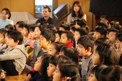 めずらしい楽器の演奏を見つめる子どもたち