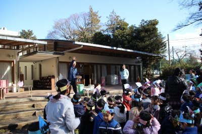 前田園長の掛け声で豆まきスタート！