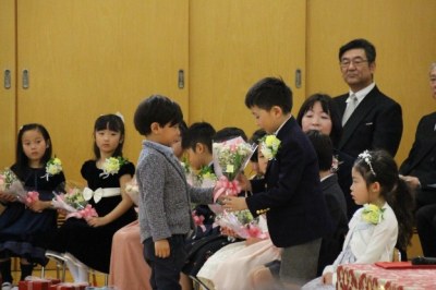 年中さんから年長さんへ一人ひとり花束の贈呈