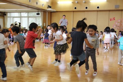 年中さんは「ぴょんぴょん体操」でジャンプ！
