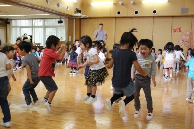 年中さんは「ぴょんぴょん体操」でジャンプ！