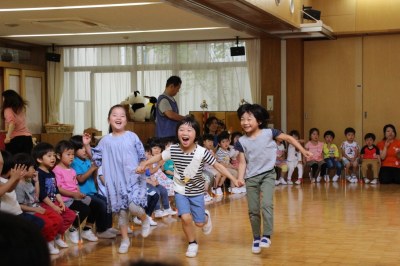 年少さんが見つめる前でスキップする年長さん