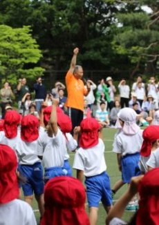 園長先生と一緒に気合を入れて「エイエイオー！」