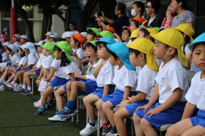 子どもたちの見守るような視線の先には…