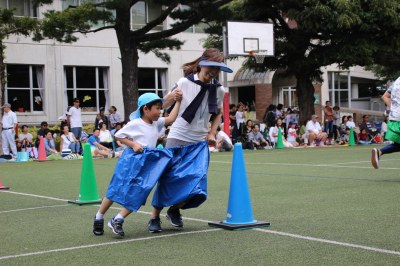 年長さん親子種目「親子でデカパンツー！！」