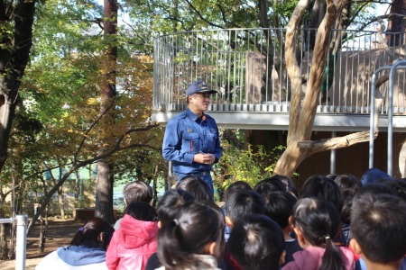 火事の現場をよく知る消防士さんの言葉を真剣に聞く子どもたち