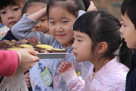 焼きたてのお芋に「いいにおい！」