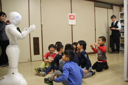 名前を呼ばれてお返事したら、Pepperと同じポーズ！