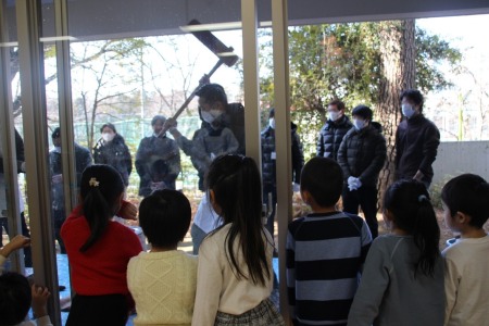 お父さんたちがお餅をつく姿に熱視線