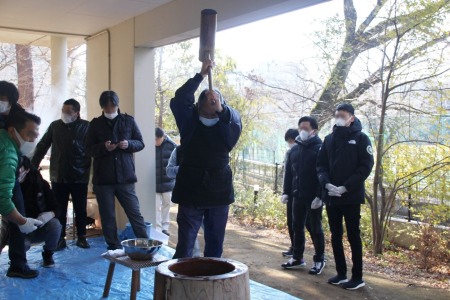 園長先生のお餅つきはとっても力強く、子どもたちからも「強い！！すごい！！」と驚きの声