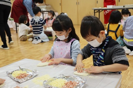 やわらかい生地を丁寧に伸ばします