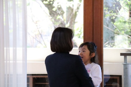 入園式の前に、お母さんに抱っこしてもらって安心した笑顔