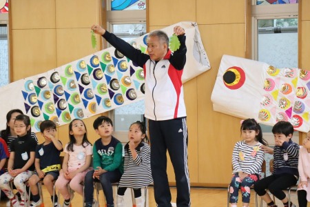 端午の節句で食べる柏餅について、本物の柏の葉を見せながら園長先生が教えてくれました。