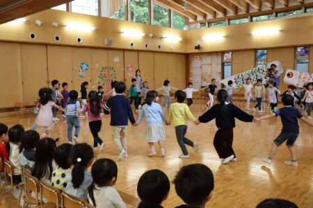 年長さんのダンスはみんなで手をつないで