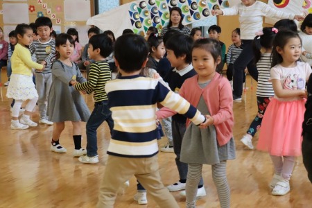 年中さんはペアになってダンス