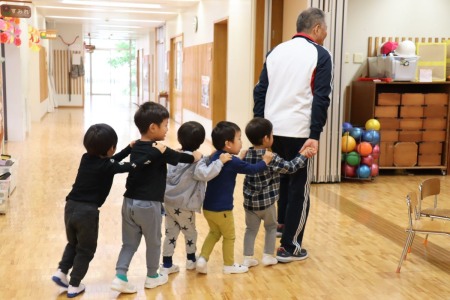 年少さんたちも、園長先生と一緒にシュッシュポッポ