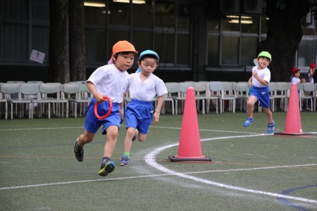 年長組「全員リレー」。きれいなコーナリング！