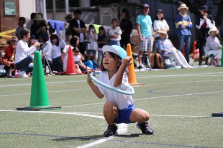 年中組「響け！タンバリン！」。ジグザグに走って、輪をくぐって…