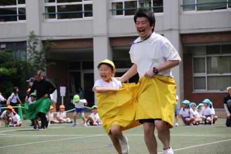 年長組親子種目「デカパンでGO！」