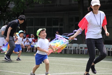 年中組親子種目「虹の架け橋」