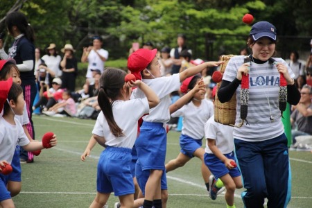 年長・年中組「玉入れ」。逃げるカゴを追いかけろ～！！