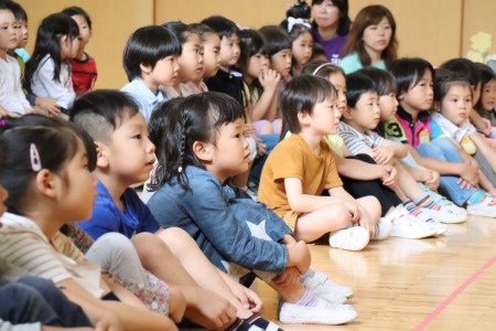 演奏が始まるとおしゃべりを止めて耳を傾ける子どもたち