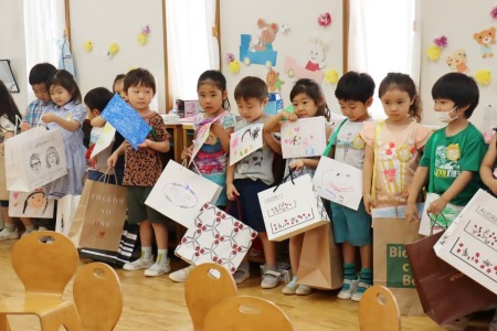 お手製のお財布を提げて、買う気満々の年中さん