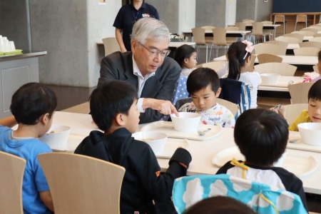 油井学園長が「これは麦の入ったご飯だよ」と教えてくれました