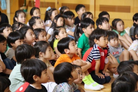 おりひめ様とひこぼし様、天の川とカササギの話に興味津々