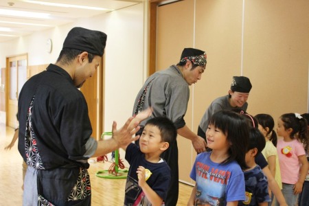 演者の皆さんに「ありがとうございました！」と伝えながらタッチ