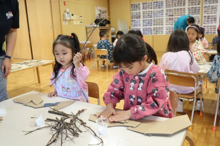 段ボールと段ボールをペタっ。どの工程でも個性が表れます