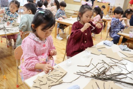 木の枝を細かく折って模様のように