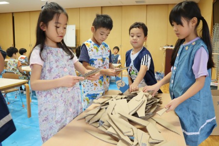 さまざまな形にカットされた段ボールを1人3つ選びます