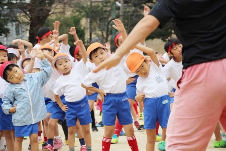 初等学校の先生のお手本を見ながら、成城学園オリジナルの「成城体操」で体をほぐしました