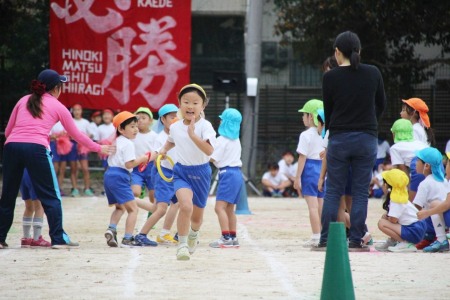 年長全員リレー。小さな体で、初等学校の大きなグラウンドを駆け抜ける！