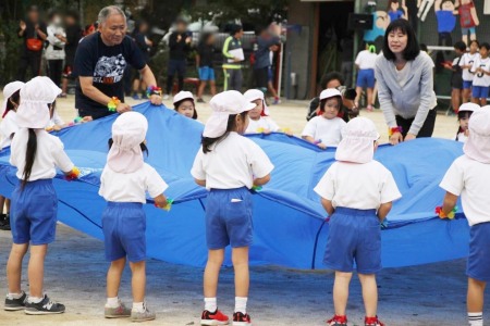 春は見学だった年少さんも、秋の運動会では園長先生と一緒にバルーン体操をしました