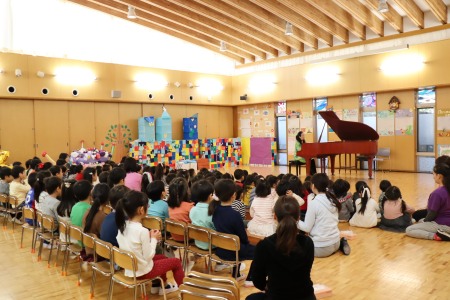 稲田さんの演奏に聴き入る子どもたち