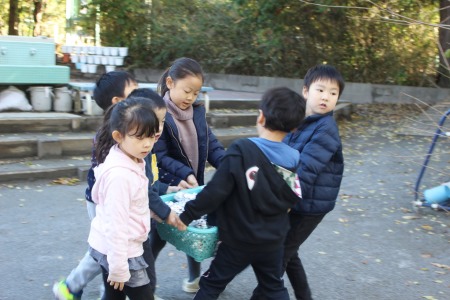 よいしょ、よいしょ、お芋の入ったカゴをみんなで運びます