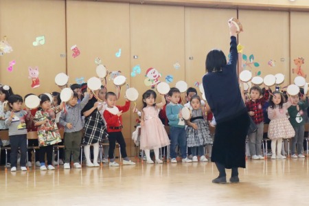 「アイアイ」をタンバリンで演奏した年少さん